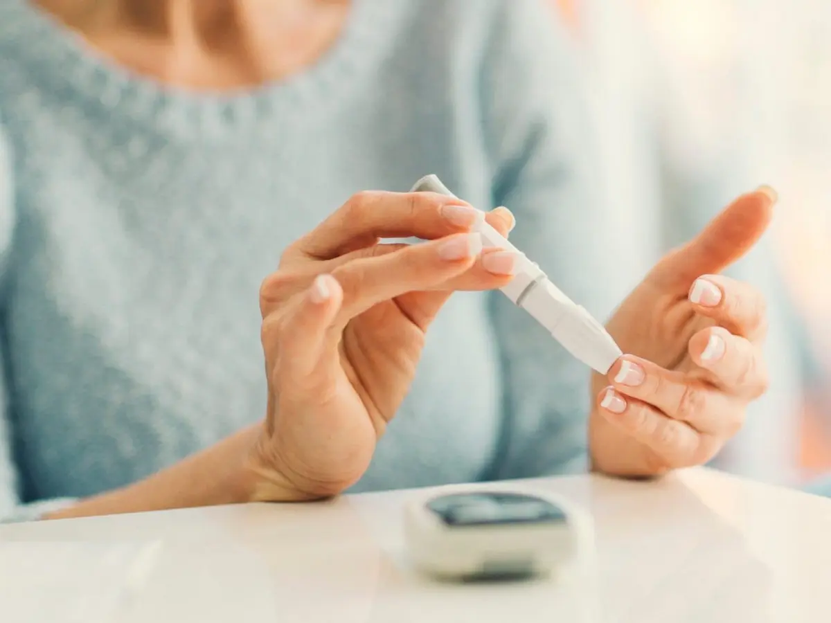 Seseorang berjalan kaki di luar ruangan untuk menjaga kadar gula darah